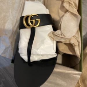 Gucci Leather thong sandal with Double G